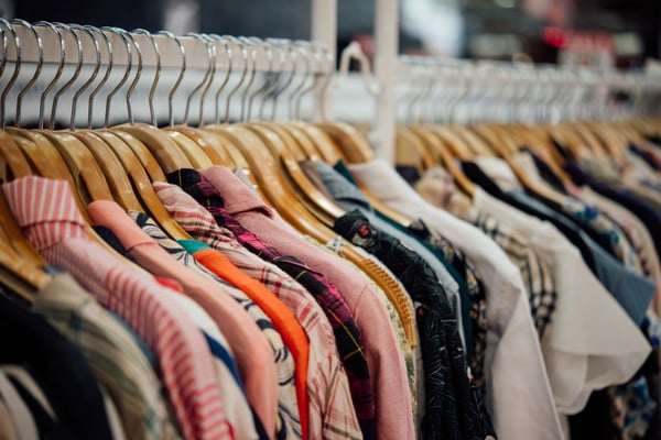 Một cái móc chứa đầy quần áo đại diện cho nhiều loại sản phẩm khác nhau và cách kiếm lợi nhuận với một thương hiệu quần áo